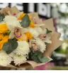 Сборный букет с орхидеей и кустовой розой 1