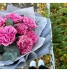 Букет из пионовидных роз с эвкалиптом 1