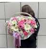 Корзинка с ранункулюсами и пионовидной розой 4