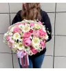 Корзинка с ранункулюсами и пионовидной розой 3